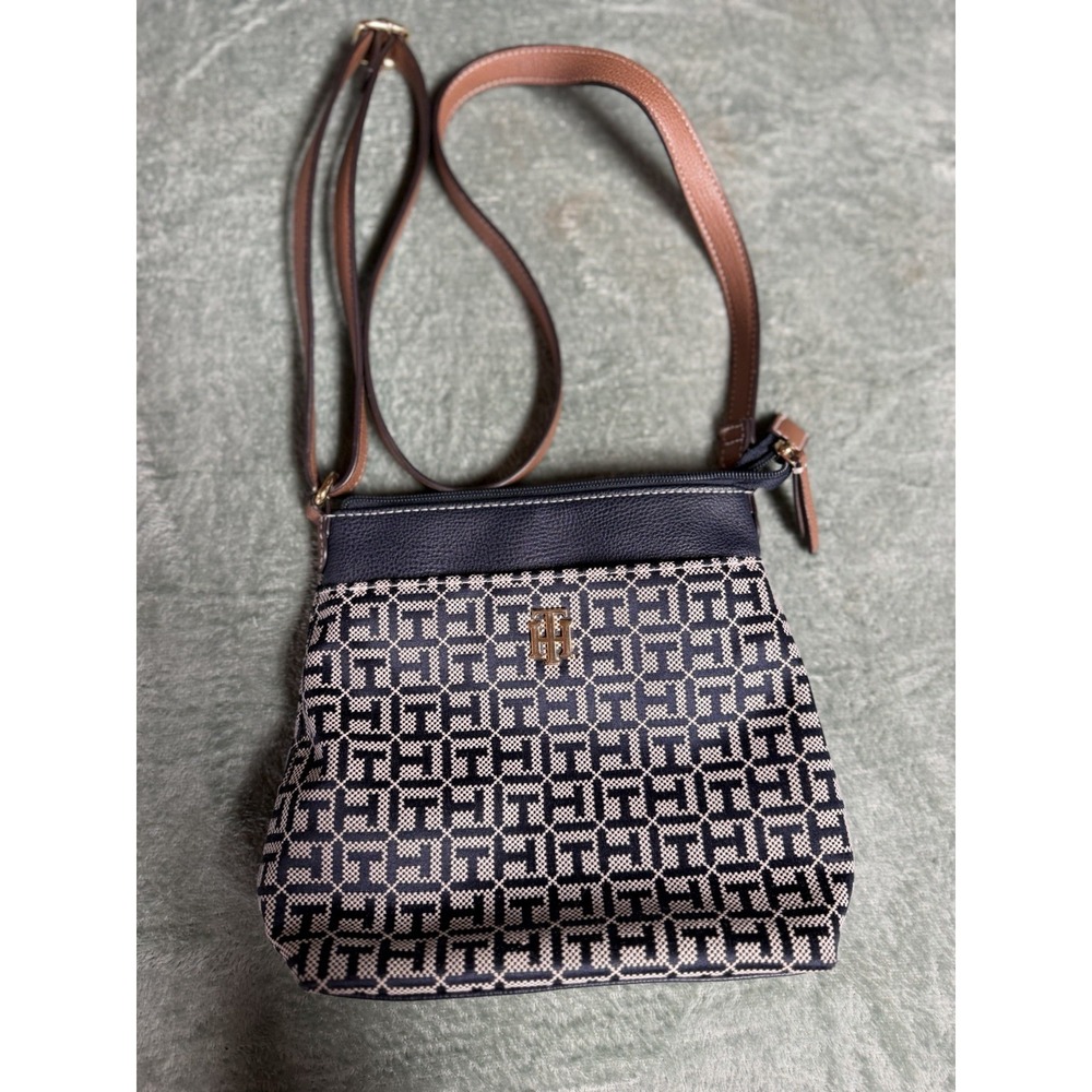 TOMMY HILFIGER CROSSBODY TH LOGO  HANDBAG Navy And Gold.